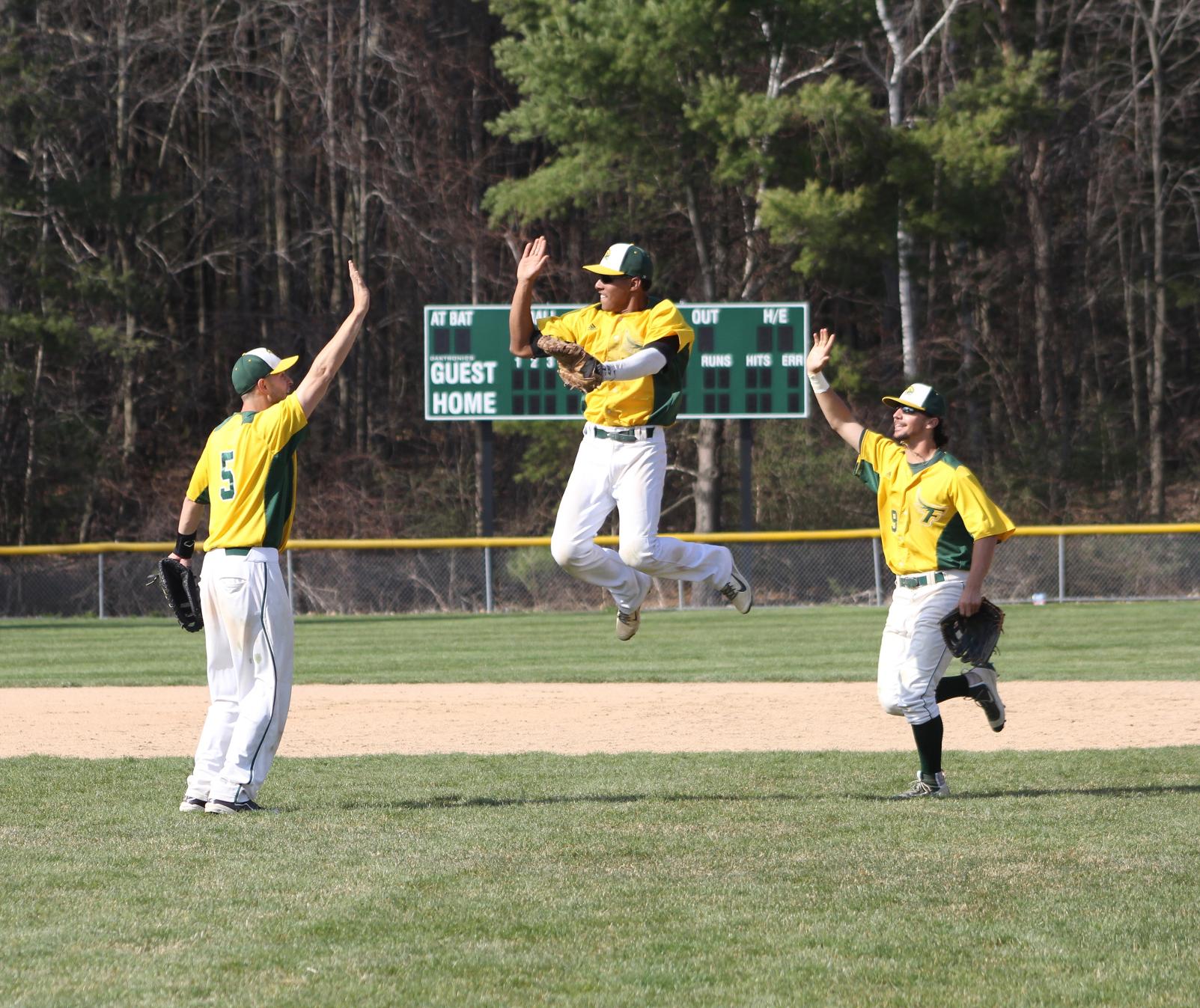 Fitchburg State Extends Win Streak to Five by Sweeping Bridgewater State